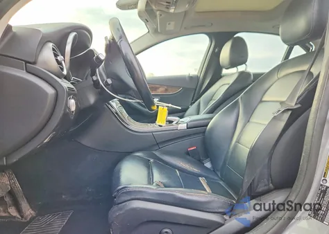 2015 Mercedes-Benz C 300 4Matic z USA, uszkodzony, nr VIN 55SWF4KB7FU005686